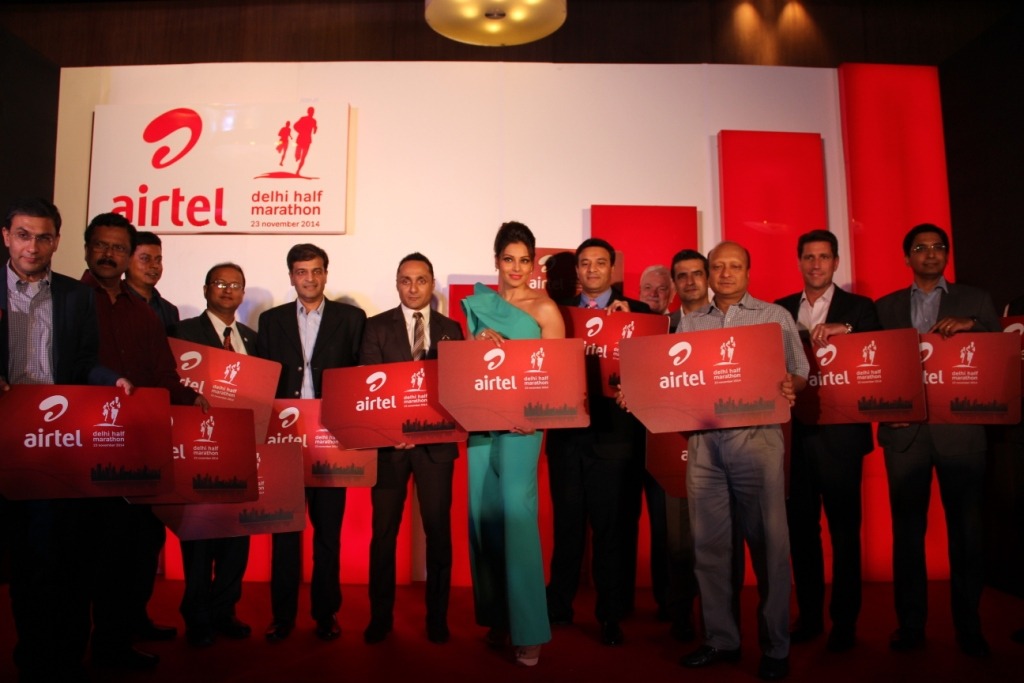 All-the-dignitaries-Rahul-Bose-and-Face-of-the-Event-Bipasha-Basu-at-Airtel-Delhi-Half-Marathon-press-conference